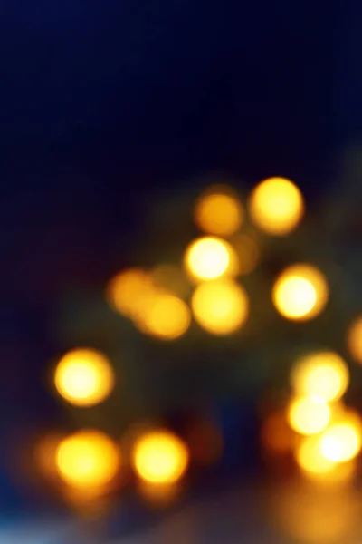Tło Rozmazane Żółto Pomarańczowe Światła Girlandy Choinkowej Ciemno Przestrzeń Kopiowania — Zdjęcie stockowe