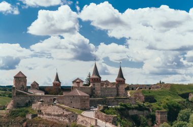 Yatay yaz güneşli görünümü ve mavi gökyüzü bulutlu kale ve Kamenetz Podolsky eski şehirde. Ukrayna