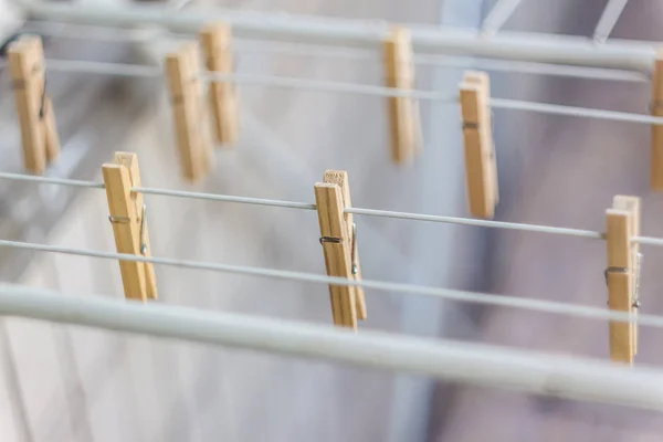 Pinzas Tela Madera Tendedero Desenfoque Foto Ligera Concepto Eco Consumo — Foto de Stock