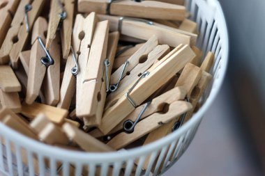 Sepette tahta mandallar, bulanık, parlak bir fotoğraf. Eko-tüketim kavramı, doğal maddelerin kullanımı, farkındalık.