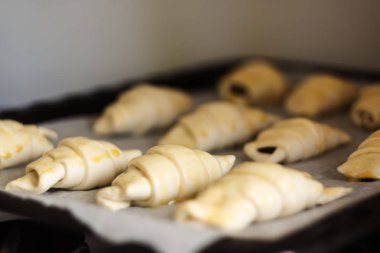 Çikolata pişirme önce bir fırın tepsisine ile ham ay çöreği.