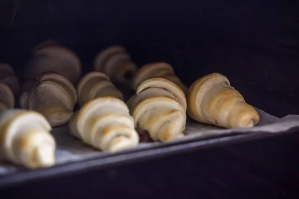 Frissen Sült Croissant Csokoládé Egy Tepsiben Sütőben — Stock Fotó