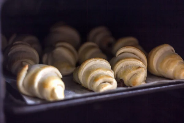Croissants Recém Assados Com Chocolate Uma Bandeja Cozimento Forno — Fotografia de Stock