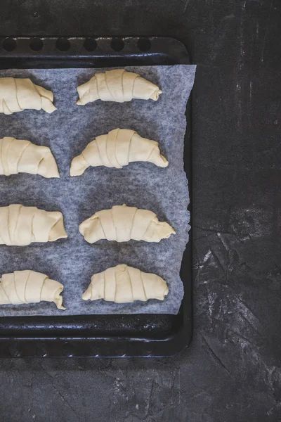 Nyers Croissant Csokoládé Egy Tepsi Sütés Előtt Sötét Háttér Fehér — Stock Fotó