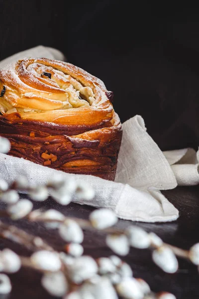 Пасхальний пиріг з глазурованим цукром на темному тлі і з квітами верби — стокове фото