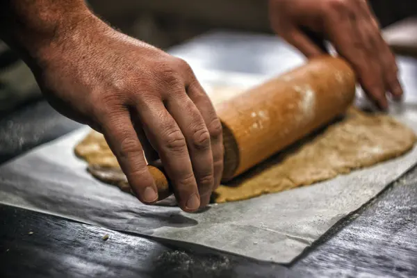 Manos masculinas desplegar masa de pan corto de jengibre. Primer plano, vista superior. Para hornear pan de jengibre de Navidad o pizza . — Foto de Stock