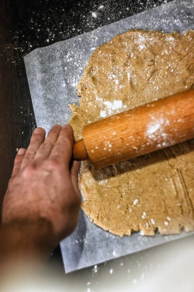 Manos masculinas desplegar masa de pan corto de jengibre. Primer plano, vista superior. Para hornear pan de jengibre de Navidad o pizza . —  Fotos de Stock