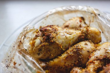 Marine edilmiş tavuk sopaları, bacaklar pişirme için paket.