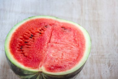 Yarım bir sulu karpuz ışık Beyaz ahşap zemin, clos üzerinde