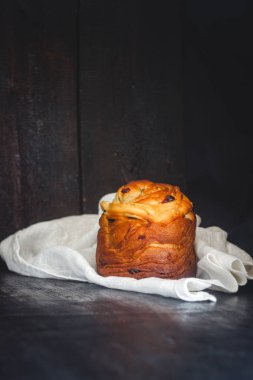 Krema şeker koyu arka plan üzerinde ile Paskalya kek kranch