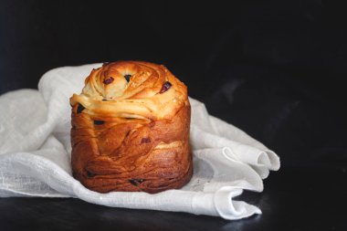 Krema şeker koyu arka plan üzerinde ile Paskalya kek kranch