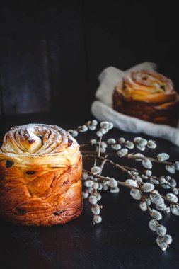 Krema şeker koyu arka plan ve zekâ ile Paskalya kek kranch