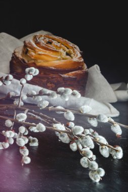 Krema şeker koyu arka plan ve zekâ ile Paskalya kek kranch