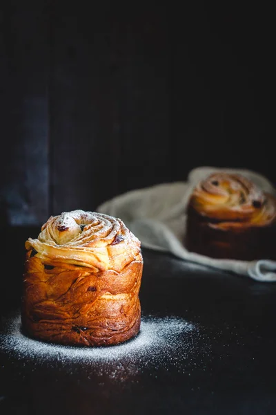 Пасхальний пиріг з глазурованим цукром на темному фоні — стокове фото