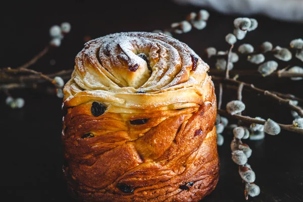 Пасхальний пиріг з глазурованим цукром на темному тлі і дотепністю — стокове фото