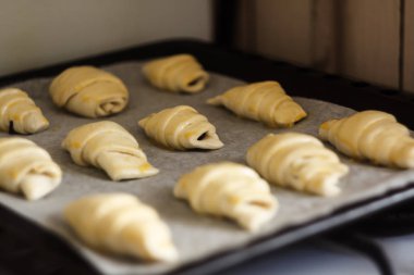 Çikolata pişirme önce bir fırın tepsisine ile ham ay çöreği