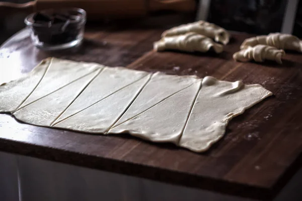 Cortar la masa en triángulos para croissants con chocolate —  Fotos de Stock