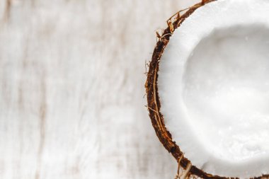 ışık Beyaz ahşap zemin, closeup üzerinde yarım Hindistan cevizi. En iyi VI