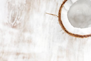 ışık Beyaz ahşap zemin, closeup üzerinde yarım Hindistan cevizi. En iyi VI