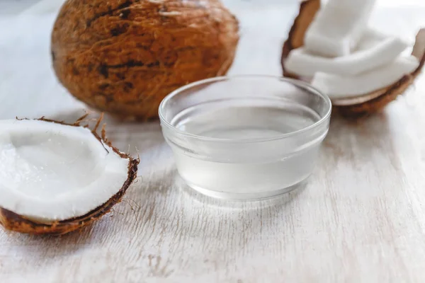 Hele kokosnoot, snijd in stukjes en chips en melk op een lichte whit — Stockfoto