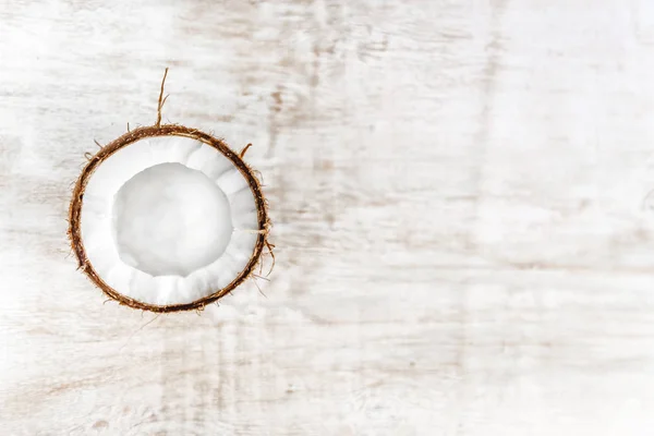 밝은 흰색 나무 배경, 근접 촬영에 절반 코코넛. 최고 6 — 스톡 사진