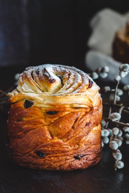 Krema şeker koyu arka plan ve zekâ ile Paskalya kek kranch