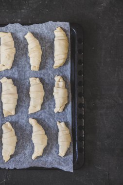 Ham kruvasan ile çikolata pişirme önce bir fırın tepsisine. T