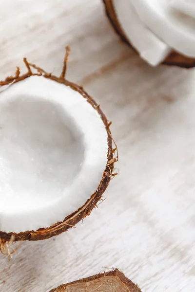 Hela kokos och hackade i bitar och chips på en ljus vit — Stockfoto