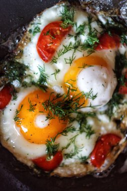 Sebze ve otlar ateşe t bir tavada kızarmış yumurta