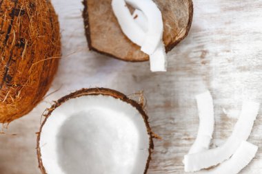 Bütün Hindistan cevizi ve parçalar ve beyaz ışık üzerindeki fişlere içine doğranmış