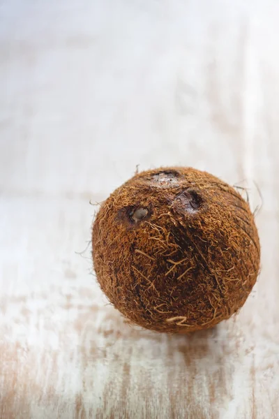 白い木製の背景に全体のココナッツ. — ストック写真