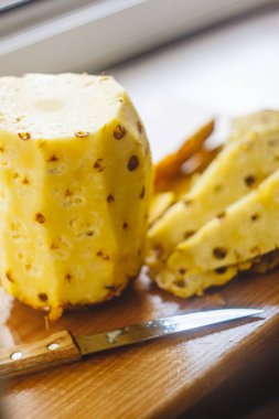 Ananas ayakkabı, dilimleri, bıçak vardır üzerinde kurulu