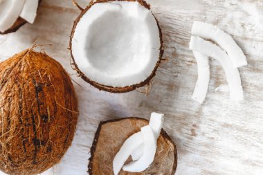 Bütün Hindistan cevizi ve parçalar ve beyaz ışık üzerindeki fişlere içine doğranmış