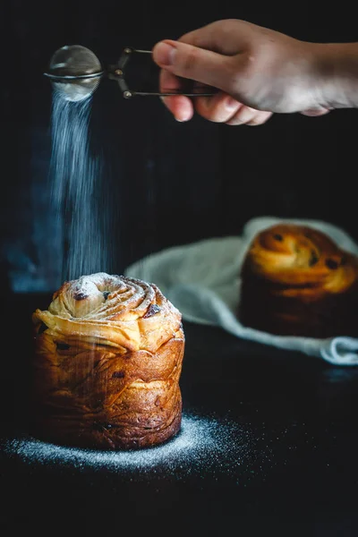 Пасхальный пирог с сахарной глазурью на темной воде — стоковое фото