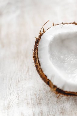 ışık Beyaz ahşap zemin, closeup üzerinde yarım Hindistan cevizi. En iyi VI