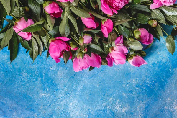 Bouquet de pivoines rose-violet dans un vase sur un marbre bleu concre — Photo
