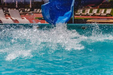 Havuzda su eğlencesi, Slide. Konsept, neşeli, şımarık parlak Co