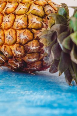 Parlak mavi mermer arka planda taze ve sulu ananas. Cl