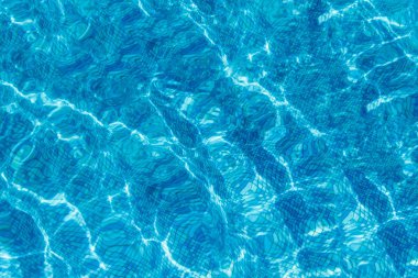 Güneşli bir günde havuzda gibi parlak mavi arka plan