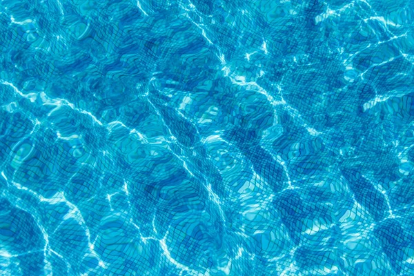 Güneşli bir günde havuzda gibi parlak mavi arka plan