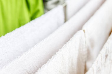 Beyaz ve renkli nevresimler ve havlular çamaşırlara kurutulur