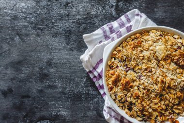 Karanlık bir arka planda granola. Üst görünüm, düz yatıyordu. Kavramı