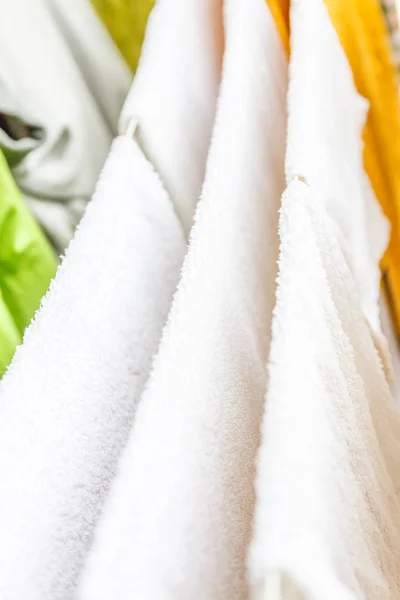 Ropa blanca y de color y toallas para secar en el tendedero — Foto de Stock