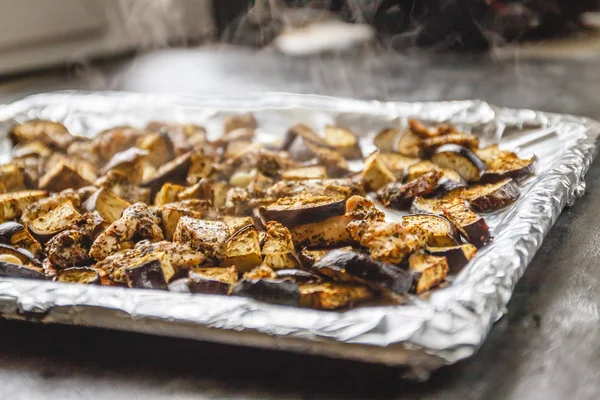 Pollo al forno e melanzane su sfondo scuro. Vista dall'alto . — Foto Stock