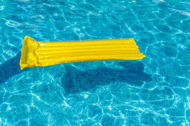 Şişme su faaliyetleri şilteler su üzerinde float