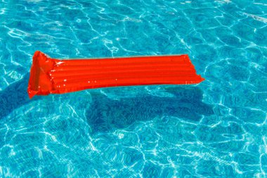 Şişme su faaliyetleri şilteler su üzerinde float