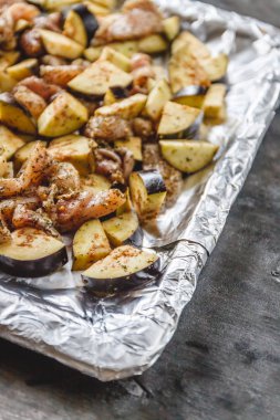 Koyu arka planda pişmiş tavuk ve patlıcan. Üst görünüm.