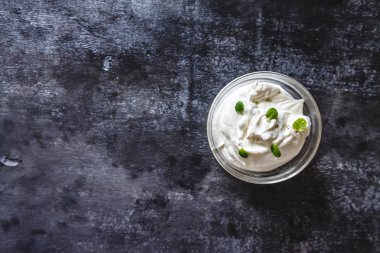 Krem lor krem yoğurt nane ile bir kase üzerinde bir koyu Retro Bac
