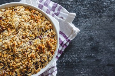 Karanlık bir arka planda granola. Üst görünüm, düz yatıyordu. Kavramı