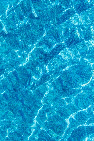 Fond bleu vif comme dans la piscine par une journée ensoleillée — Photo